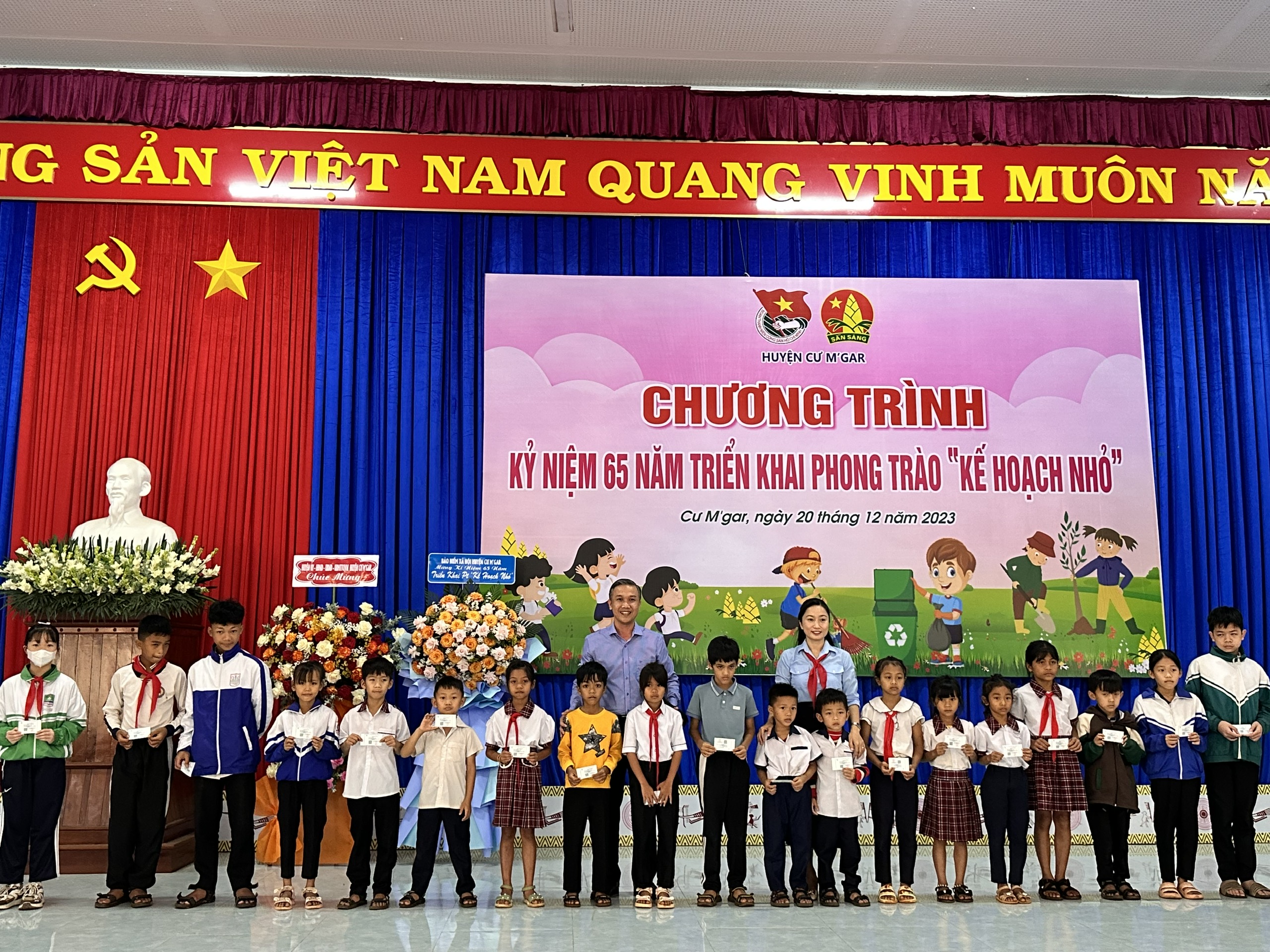 Lan tỏa yêu thương từ những chiếc thẻ BHYT được trao tặng cho các em học sinh có hoàn cảnh khó khăn