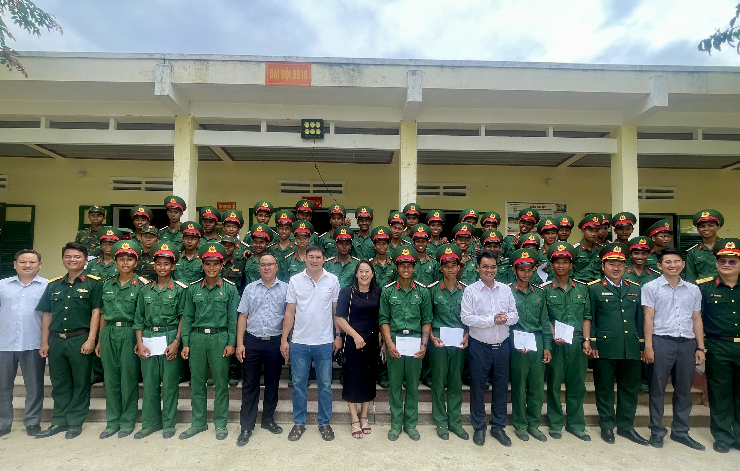 XÃ EA TUL THĂM VÀ ĐỘNG VIÊN CHIẾN SỸ MỚI NHÂN DỊP LỄ TUYÊN THỆ CHIẾN SỸ MỚI NĂM 2026