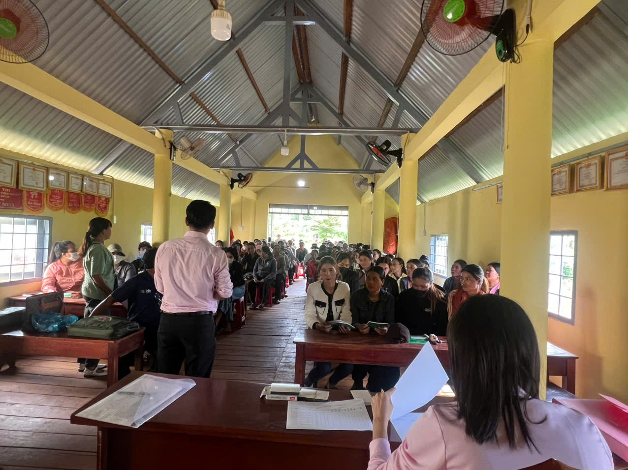 Phòng giao dịch NHCSXH Cư Mgar triển khai đối chiếu, phân loại nợ khách hàng vay vốn ngân hàng chính sách xã hội năm 2025