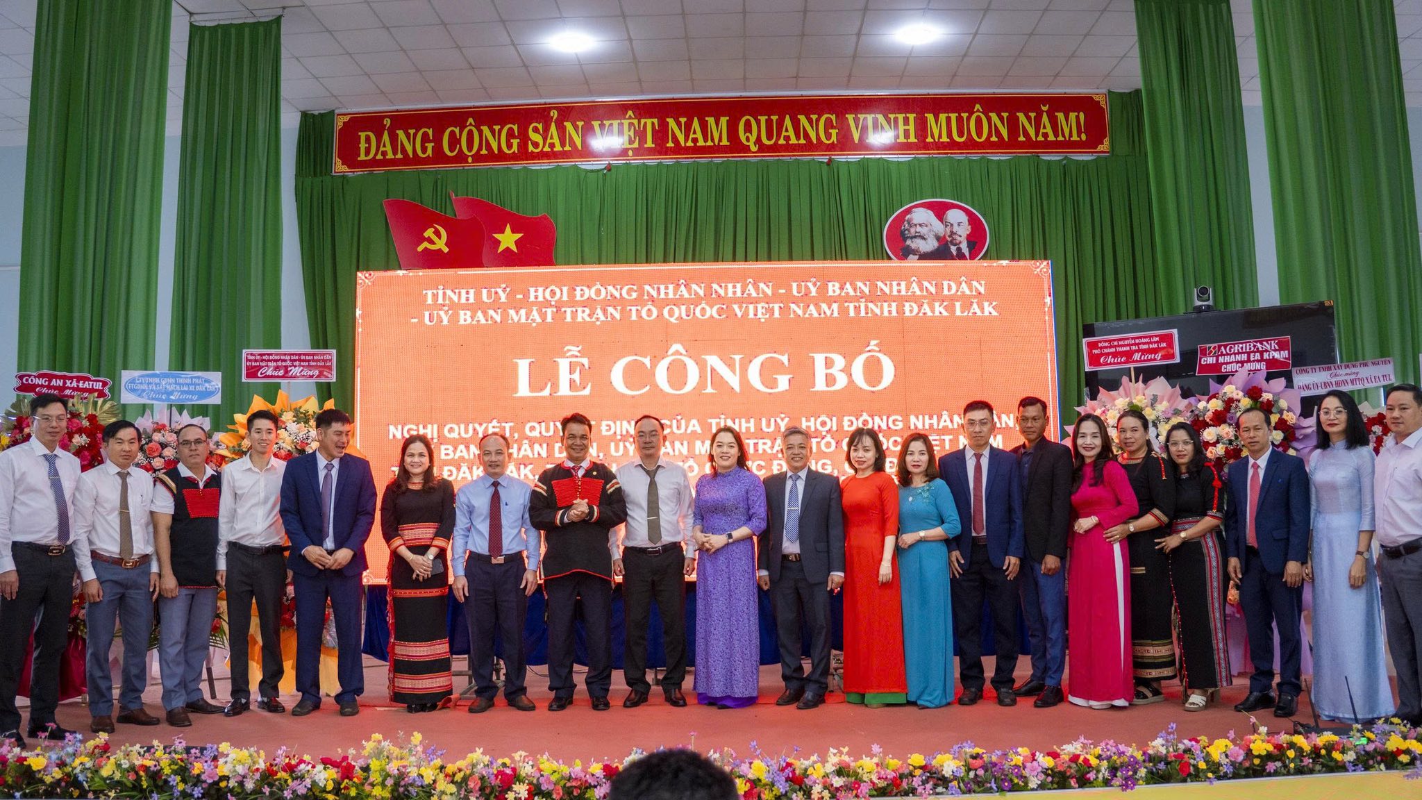 Lễ công bố Nghị quyết, Quyết định của Trung ương và địa phương về sáp nhập đơn vị hành chính cấp tỉnh, cấp xã, kết thúc hoạt động đơn vị hành chính cấp huyện, thành lập tổ chức đảng, chỉ định cấp ủy, HĐND, UBND, Ủy ban MTTQ Việt Nam tỉnh, xã, phường.