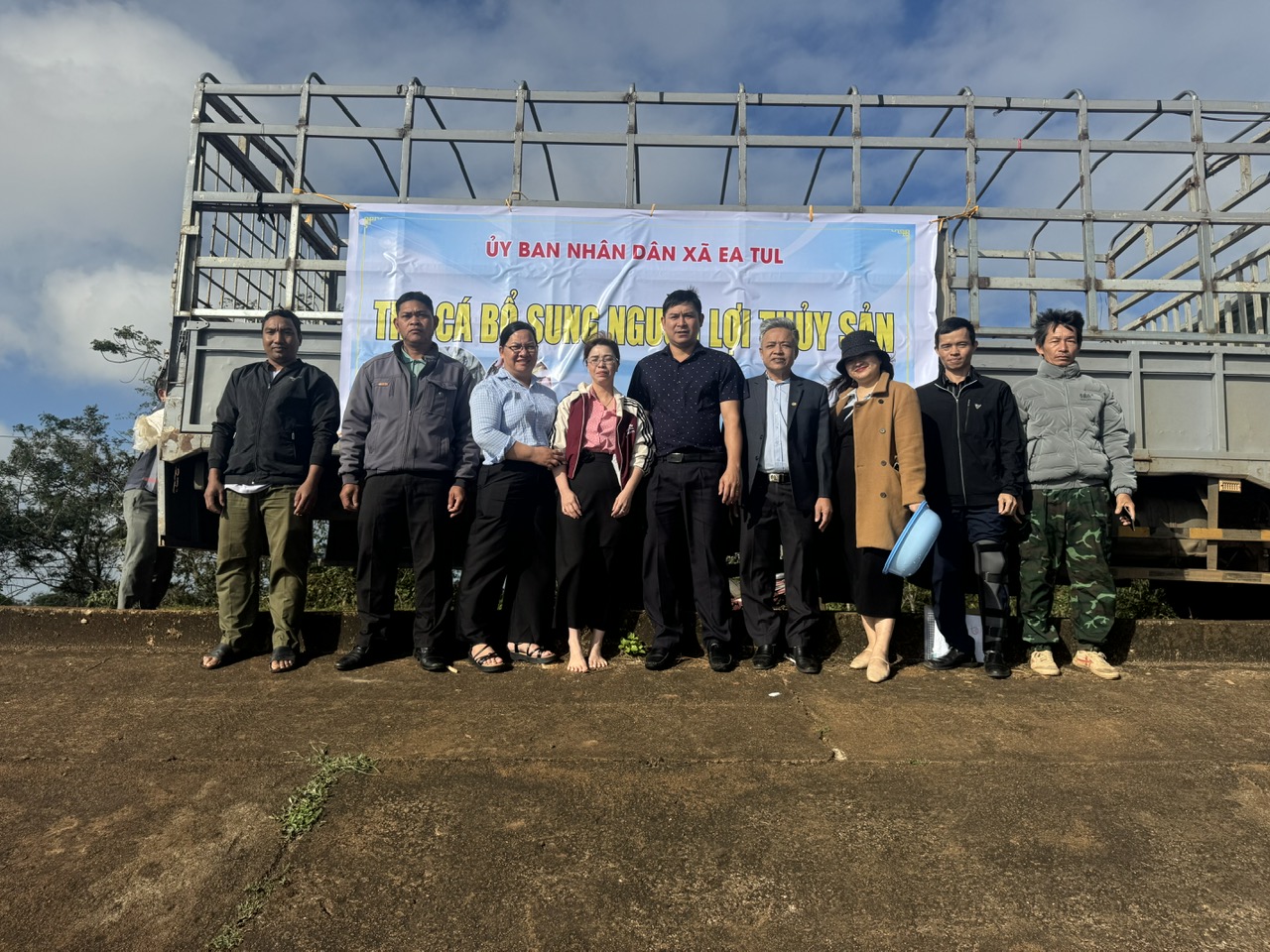 UBND xã Ea Tul tổ chức thả hơn 13.900 con cá giống bổ sung nguồn lợi thủy sản năm 2025