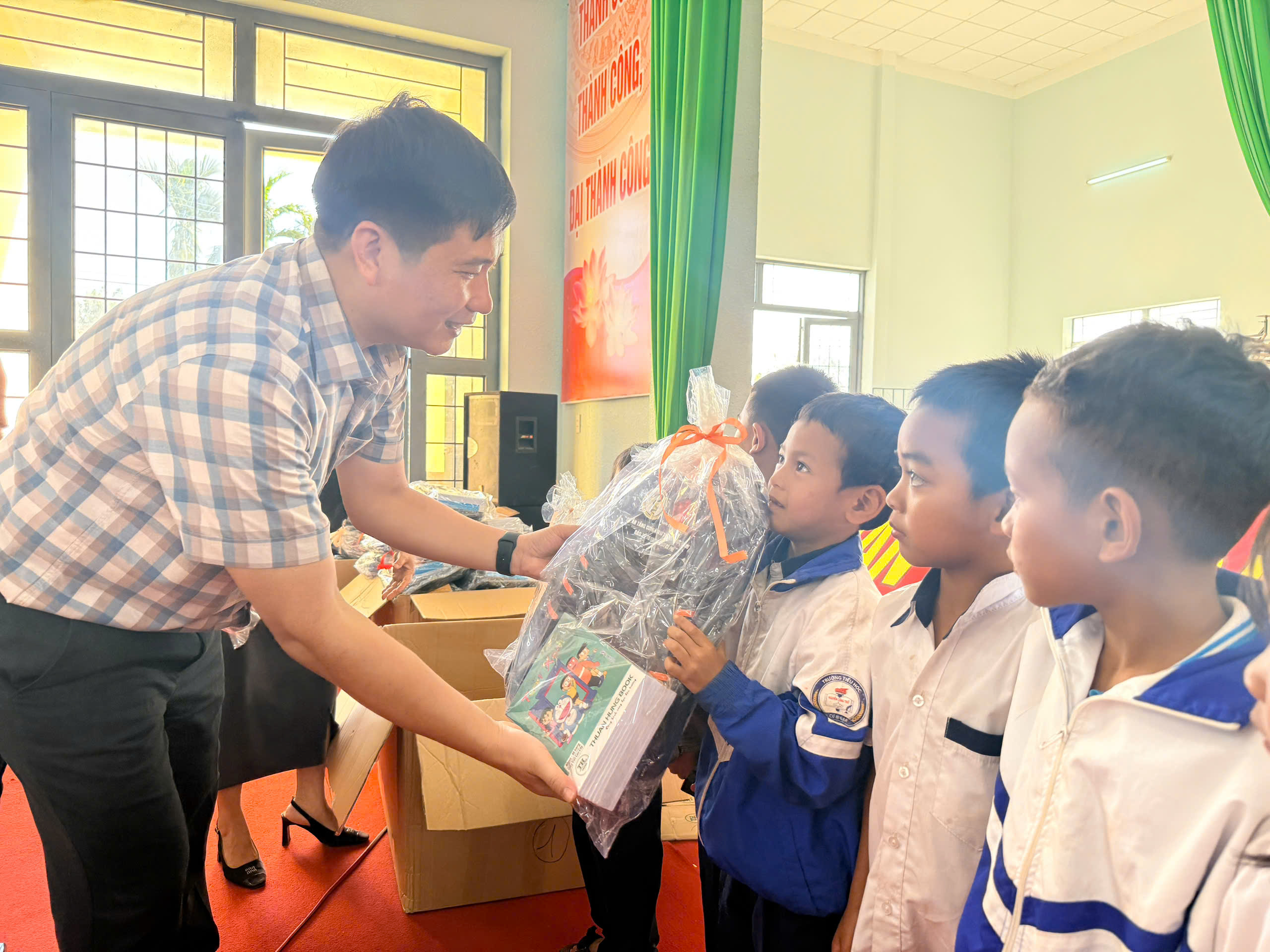 100 học sinh nghèo, khó khăn, khuyết tật xã Ea Tul được trao tặng quà từ Dự án “Tăng cường năng lực và thúc đẩy thực hành bảo vệ trẻ em trong sản xuất cà phê”