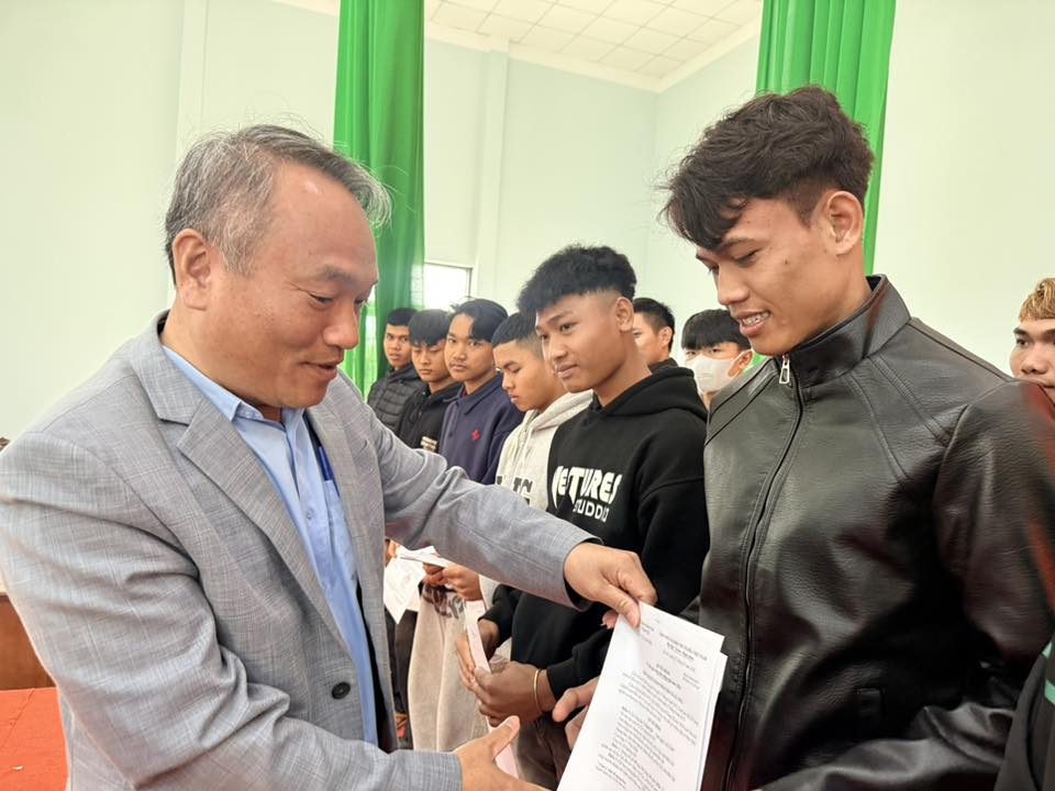 Xã Ea Tul gặp mặt, giao Quyết định gọi công dân nhập ngũ và thực hiện nghĩa vụ tham gia Công an nhân dân năm 2026