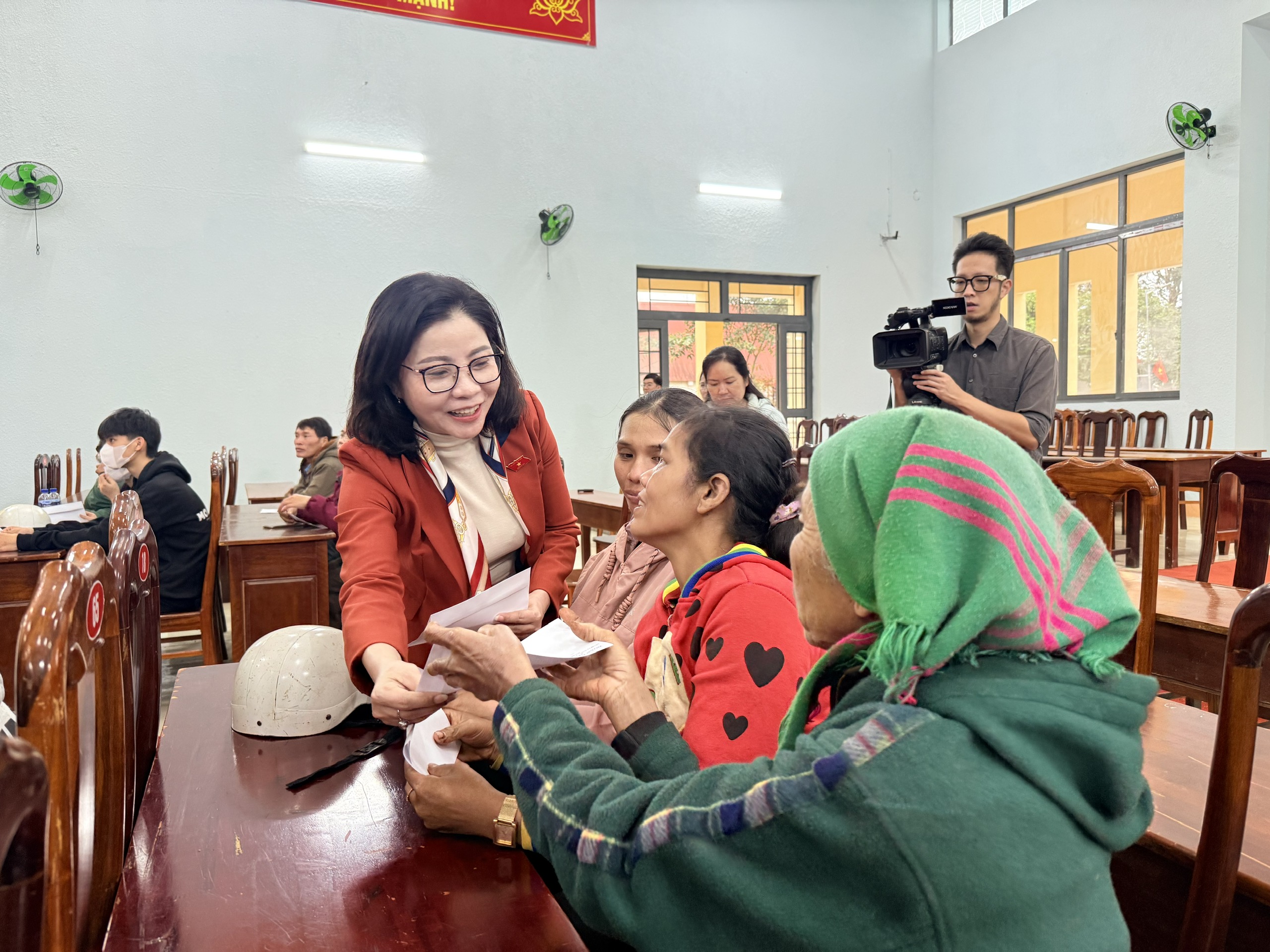 Đoàn Đại biểu Quốc hội tỉnh Đắk Lắk thăm, tặng quà ở xã Ea Tul