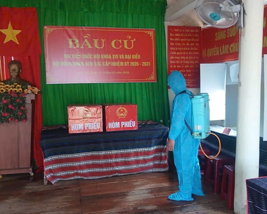 Đoàn Thanh niên xã Ea Tul ra quân khử khuẩn các điểm bỏ phiếu