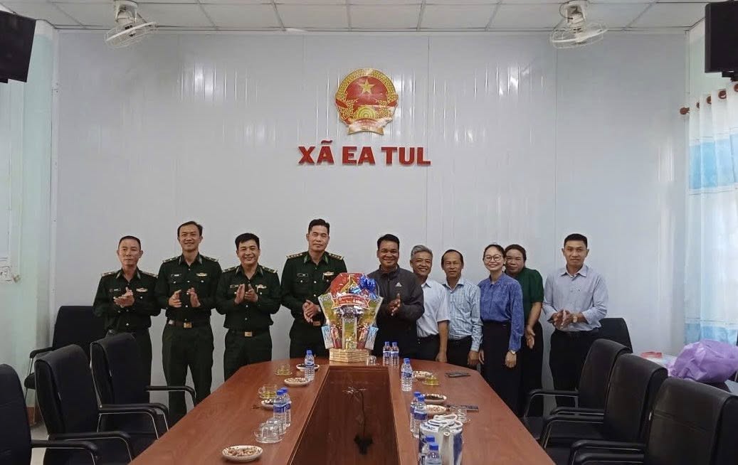 Đồn Biên phòng Đắk Ruê thăm, tặng quà và chúc Tết Đảng ủy, HĐND, UBND, Ủy ban MTTQ Việt Nam xã Ea Tul