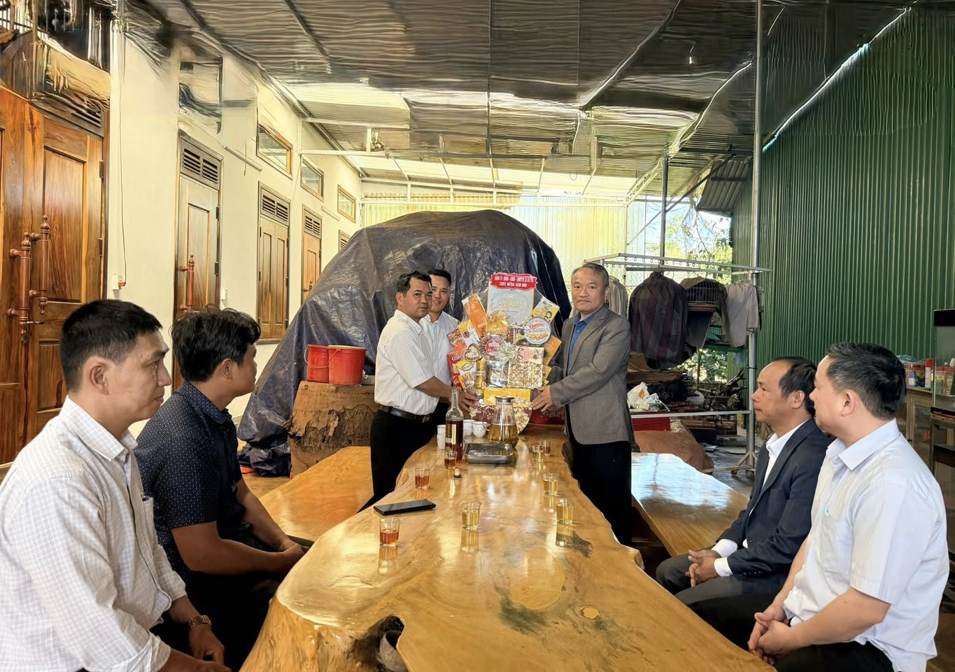 Đồng chí Nguyễn Xuân Diện – Bí thư Đảng ủy xã Ea Tul thăm, tặng quà và chúc Tết Giáo xứ Ea Tul và Chi hội Tin lành Ea Tul