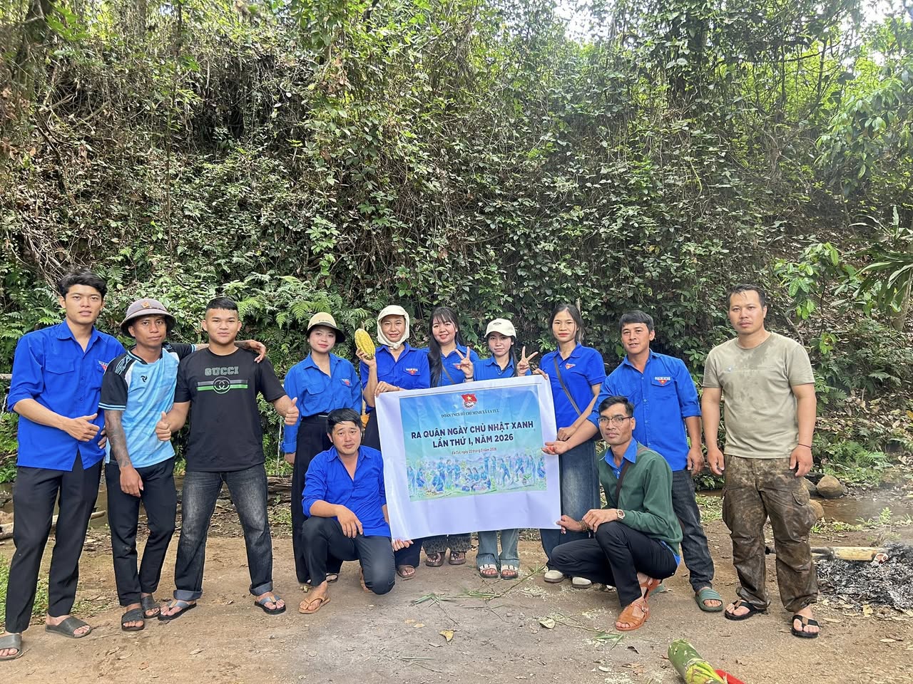 Ra quân “Ngày Chủ nhật xanh” dọn dẹp bến nước buôn Sah B