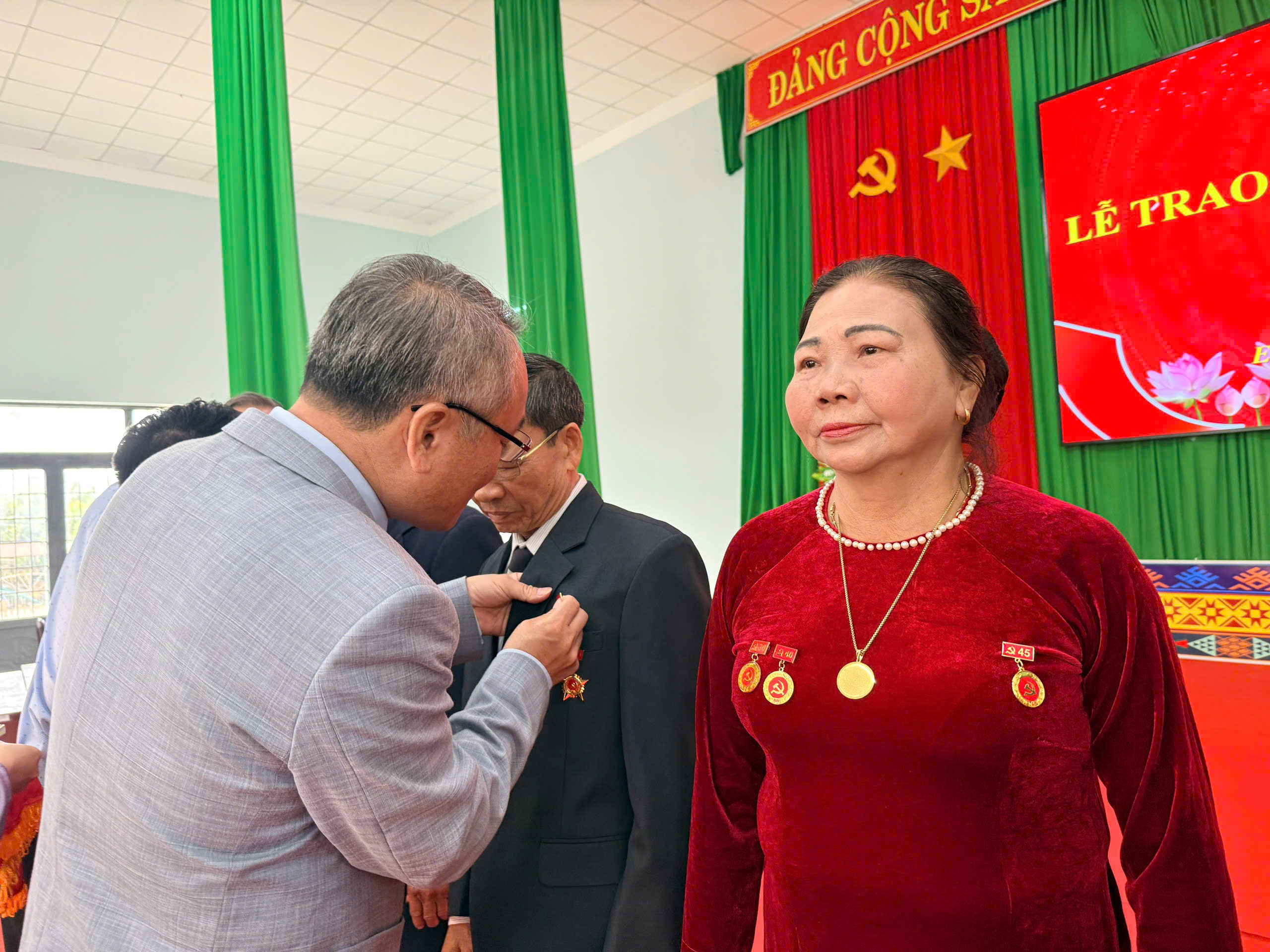 Đảng uỷ xã Ea Tul trao tặng Huy hiệu Đảng đợt 3/2/2026