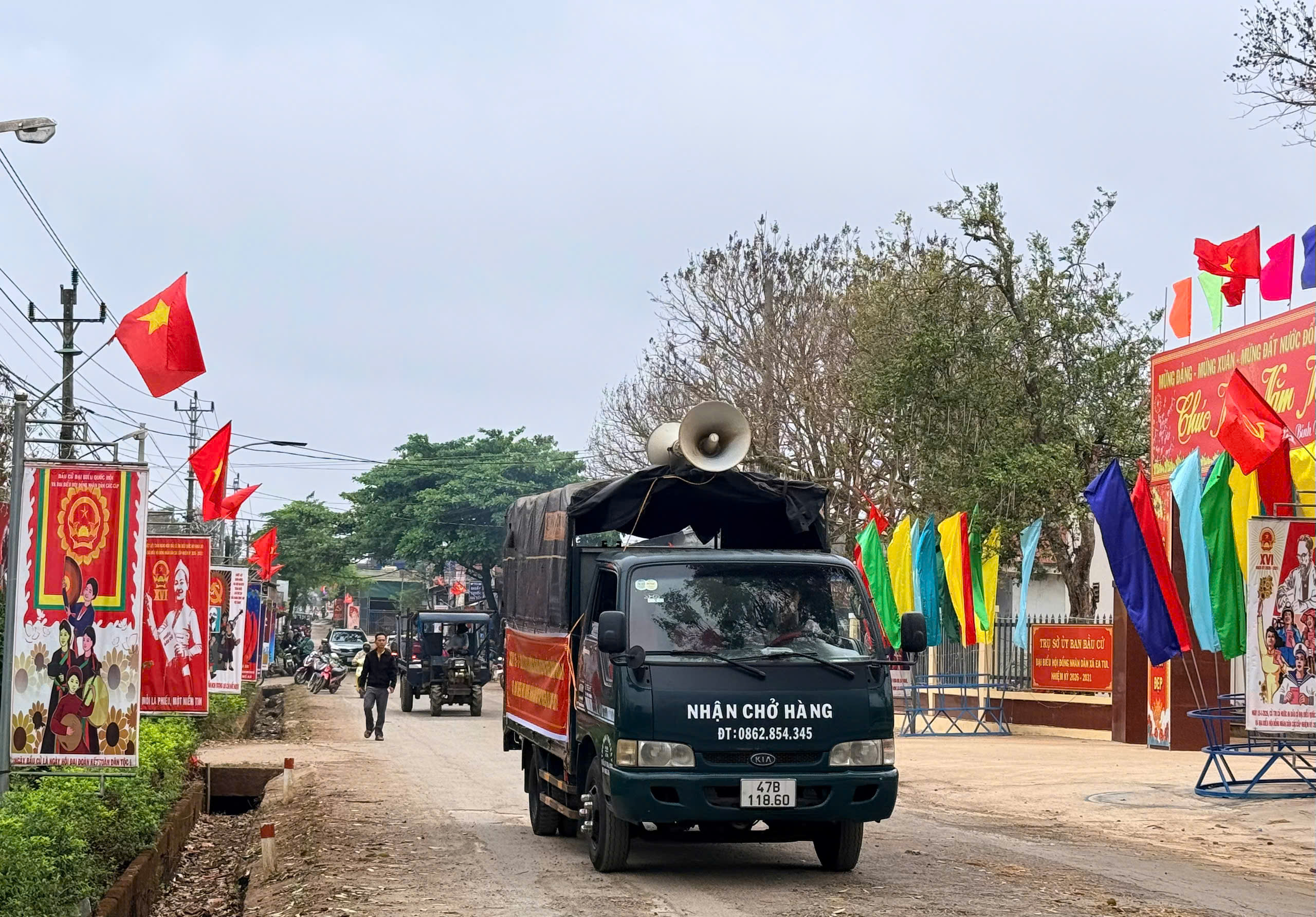 Xã Ea Tul tuyên truyền lưu động hướng về ngày hội bầu cử