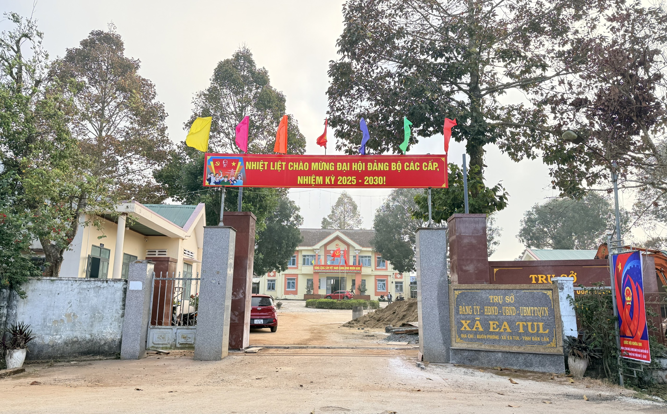 Xã Ea Tul rực rỡ cờ hoa, băng rôn tuyên truyền chào mừng Đại hội đại biểu toàn quốc lần thứ XIV của Đảng