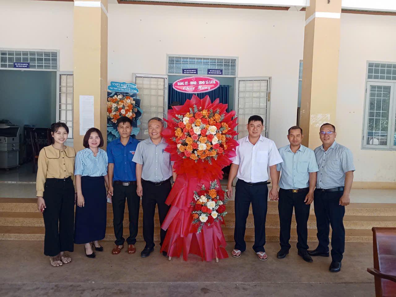 Đồng chí Nguyễn Xuân Diện - Bí thư Đảng ủy xã thăm, chúc mừng Đoàn Thanh niên xã nhân kỷ niệm 95 năm Ngày thành lập Đoàn